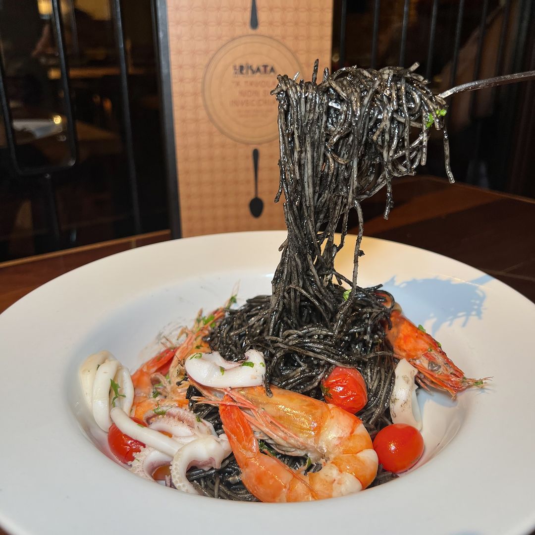 Squid ink spaghetti from La Risata (Photo: Instagram / @larisatakl)