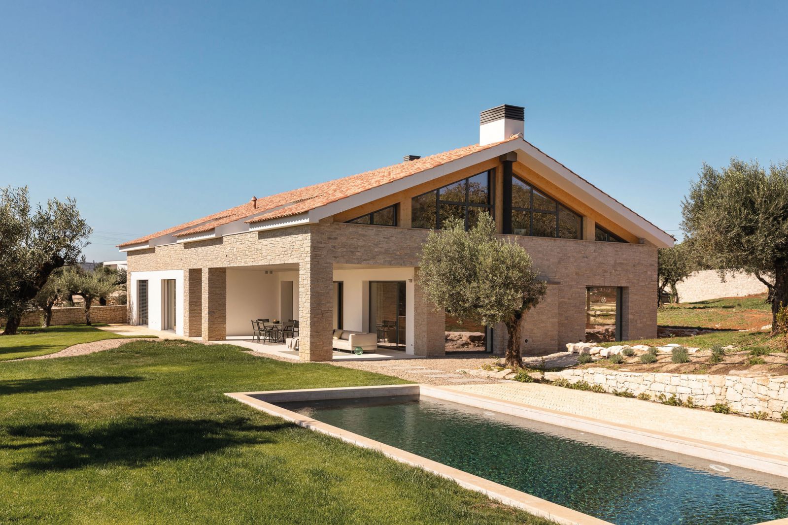 The home’s material selection was dictated by the beautiful landscape, with the use of wood and shades of beige and green evoking a sense of calmness and peace