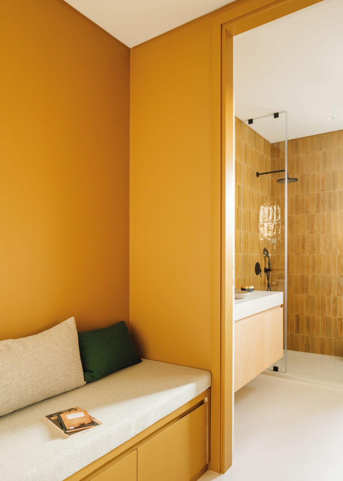 The bathroom is furnished with a Silestone Yukon countertop and Cielo ceramics, complemented by black taps and mirrors