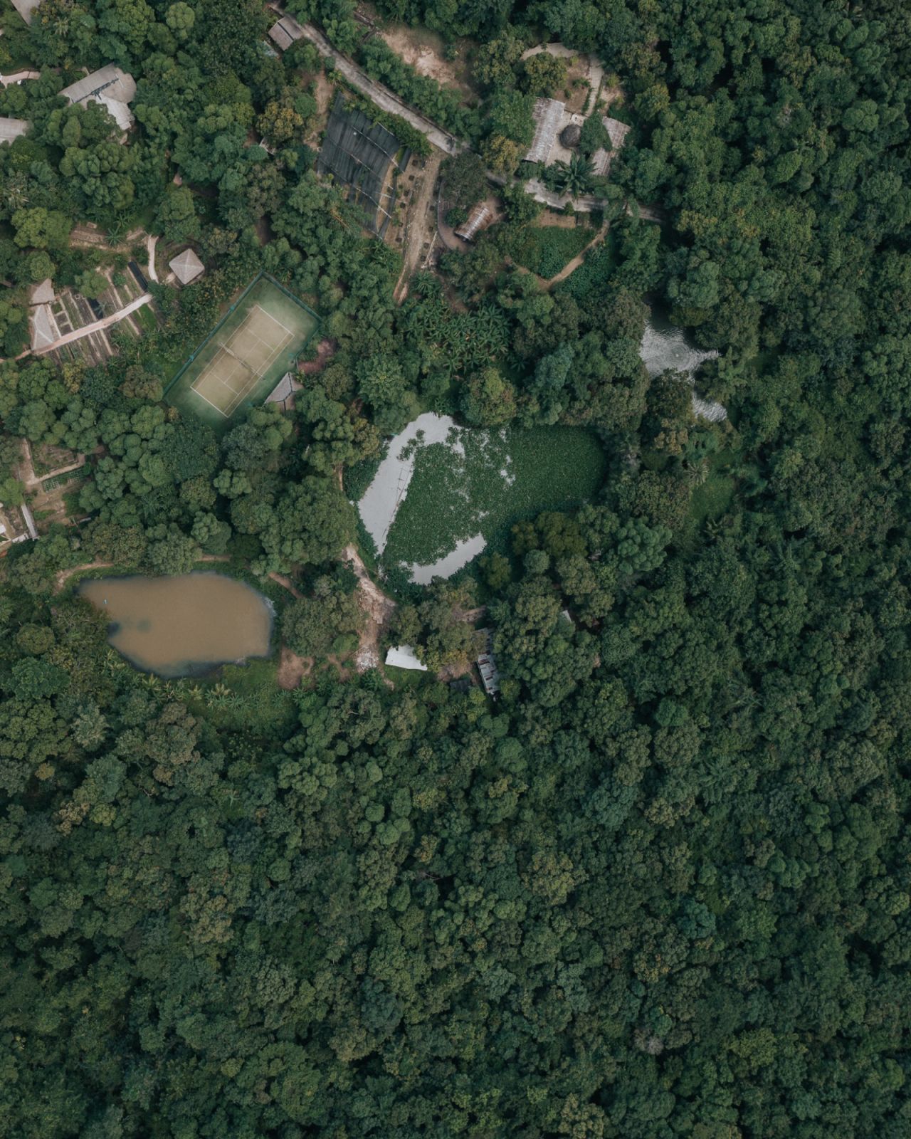 ภาพมุมสูง มองเห็น Eco Centro  ที่รีสอร์ตสร้างขึ้นเพื่อทำให้ สิ่งแวดล้อมสมบูรณ์ด้วย ระบบนิเวศและอยู่ร่วมกับ ธรรมชาติอย่างมีความสุข