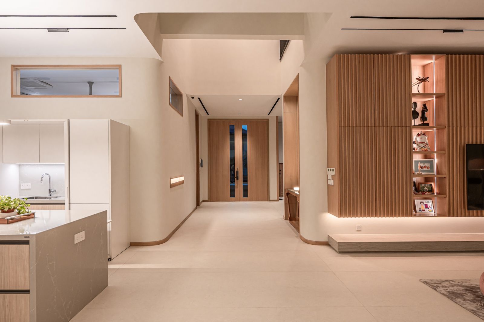 Fillet walls and rounded off corners flow from corridors to rooms and open spaces