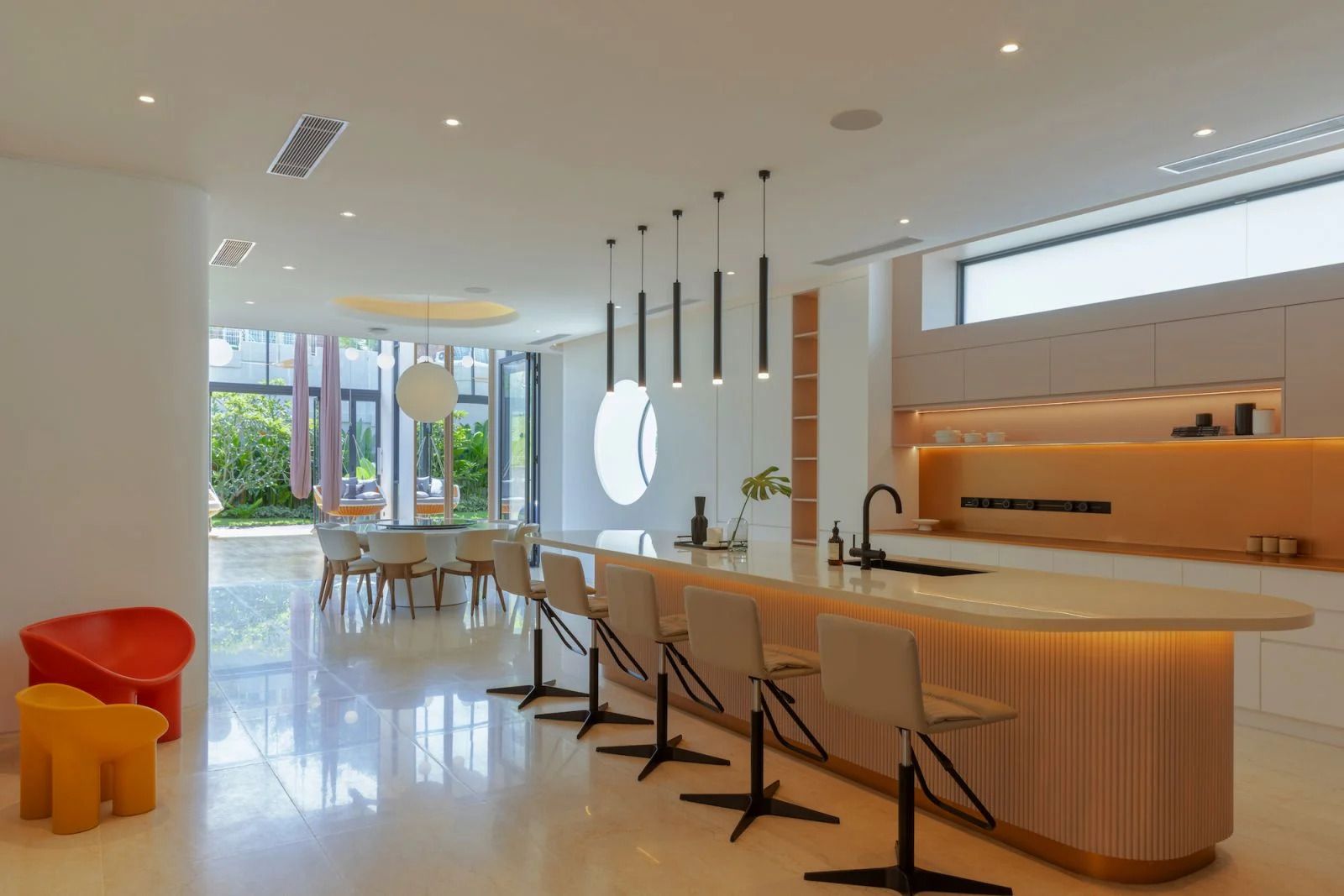 The seamlessly connected dining area and dry kitchen (Photo: Lawrence Choo)
