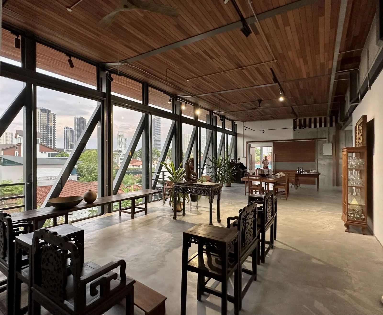 The “floating” loft, reminiscent of New York’s industrial lofts (Photo: Lin Ho)