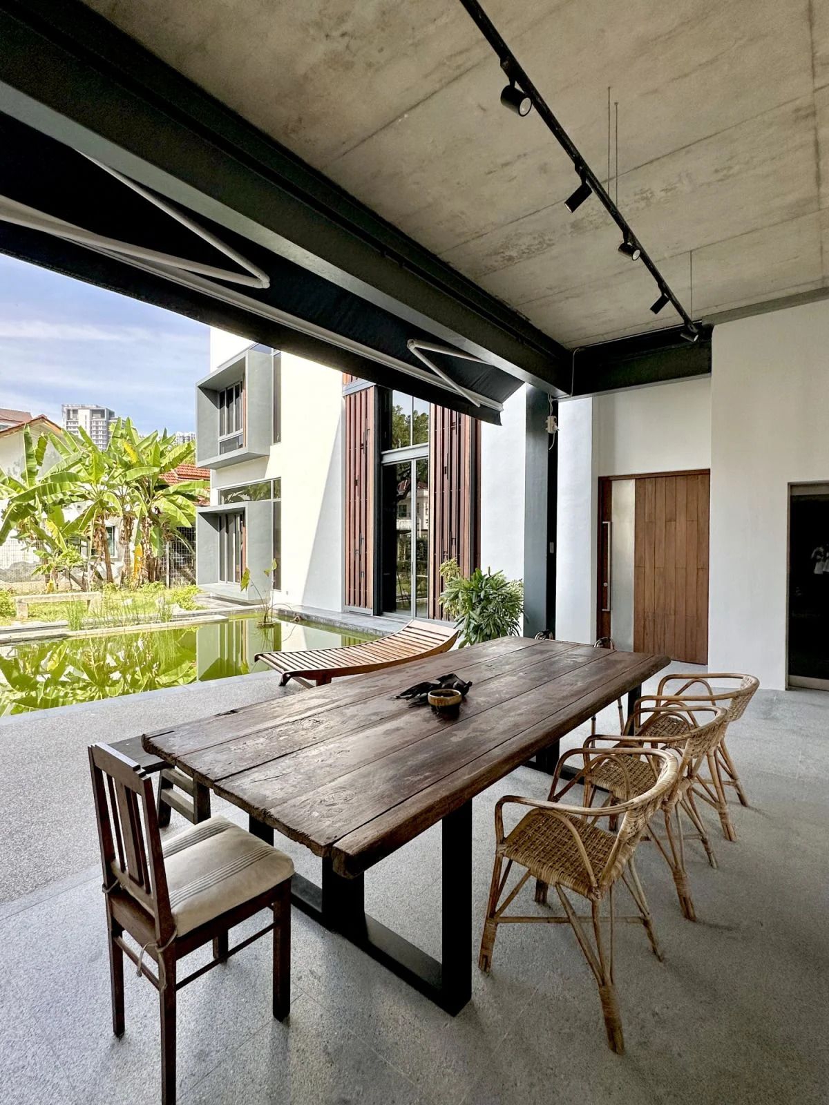 The grounded, serene villa that provides a tranquil retreat (Photo: Lin Ho)
