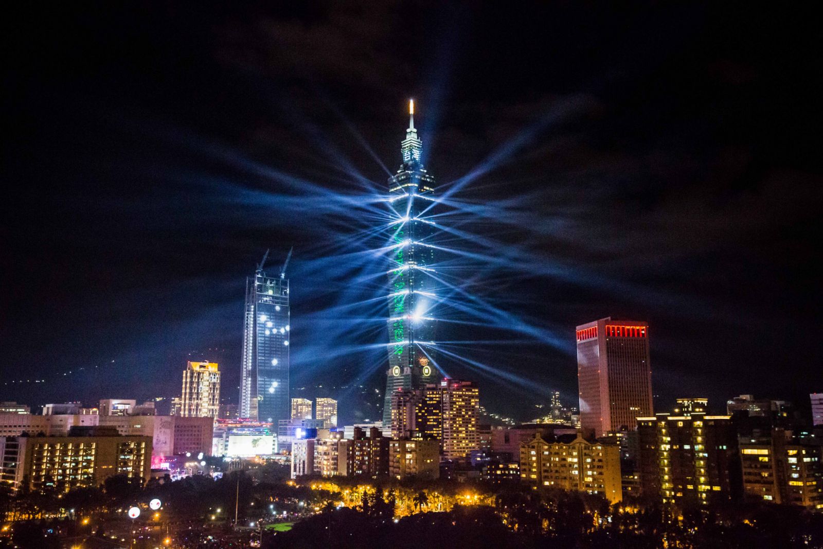 TAIPEI, TAIWAN - JANUARY 1: Taipei 101 is lit up during New Years Eve celebrations just after midnight on January 1, 2017 in Taipei, Taiwan. (Photo by Billy H.C. Kwok/Getty Images)