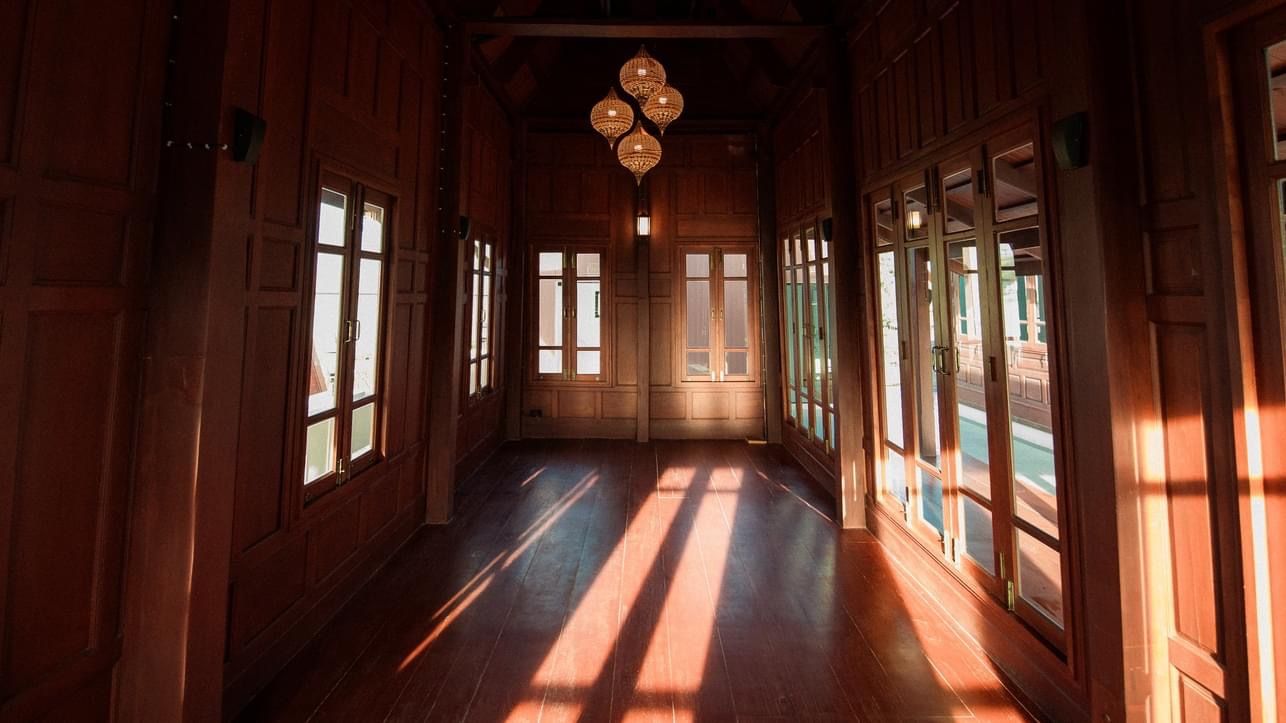 ภายในอรุณดารา เคหาสน์สีขาวนวล เป็นการผสมผสานระหว่างเรือนไทยโบราณ