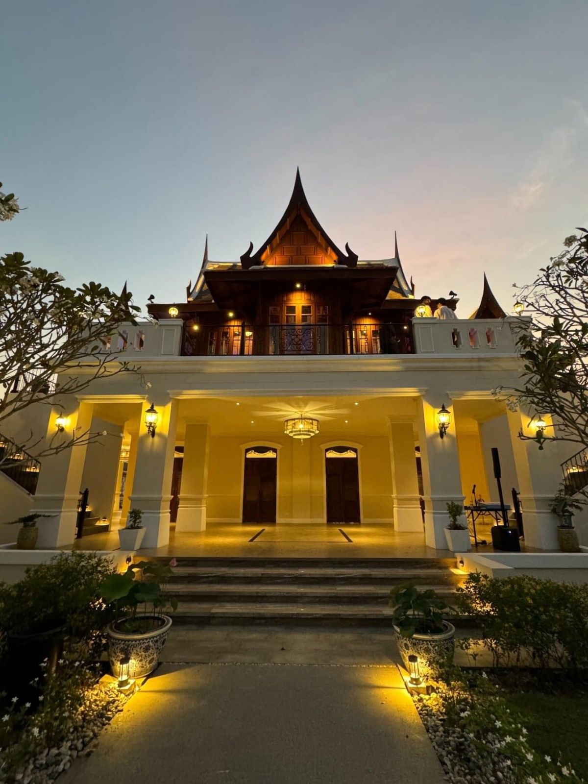 อรุณดารา เคหาสน์สีขาวนวล เป็นการผสมผสานระหว่างเรือนไทยโบราณ