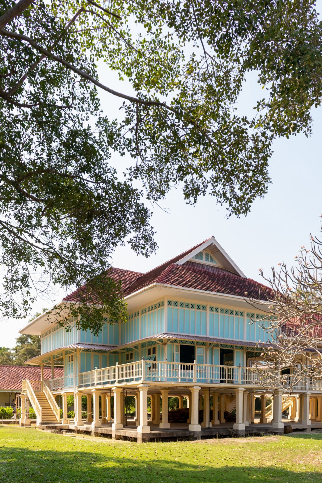 พระราชนิเวศน์มฤคทายวัน สถาปัตยกรรมเป็นรูปแบบบ้านเรือนไทยผสมตะวันตก สมัยรัชกาลที่หก  (ภาพ Jaruwan Jiamwong)