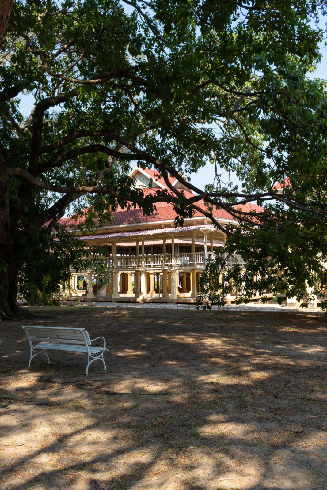 ลานด้านหน้า พระราชนิเวศน์มฤคทายวัน สถาปัตยกรรมเป็นรูปแบบบ้านเรือนไทยผสมตะวันตก สมัยรัชกาลที่หก  (ภาพ Jaruwan Jiamwong)