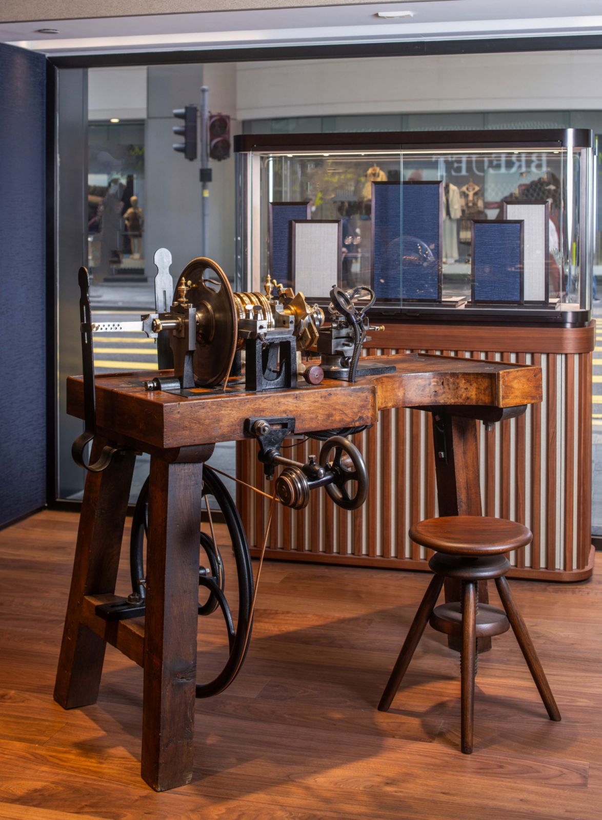 Máy guillochè tại cửa hàng Breguet đầu tiên ở Hồng Kông. (Ảnh: Breguet)