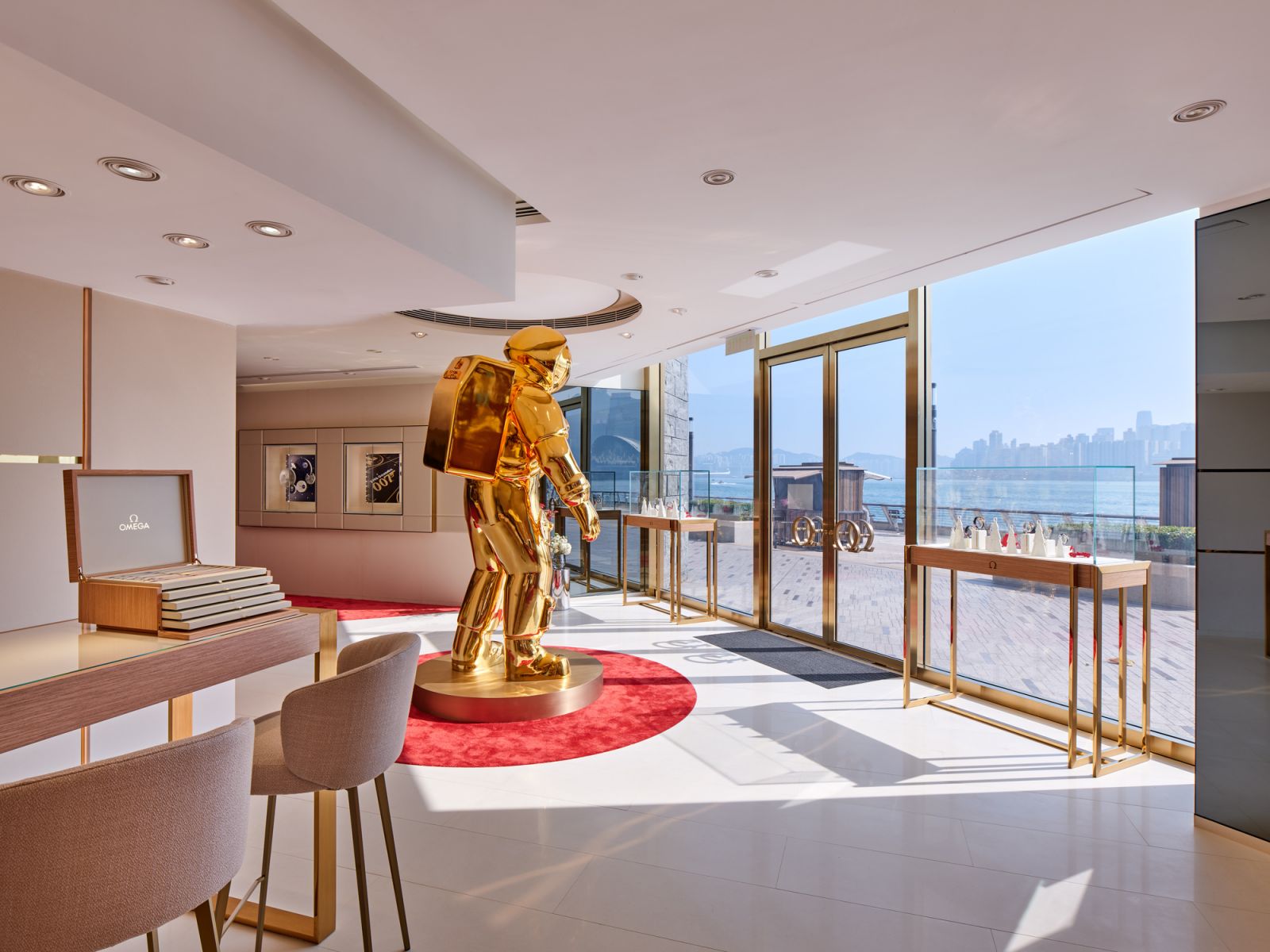 Cửa hàng Omega nhìn ra cảng Victoria ở quận Tsim Sha Tsui của Hồng Kông (Ảnh: Omega)