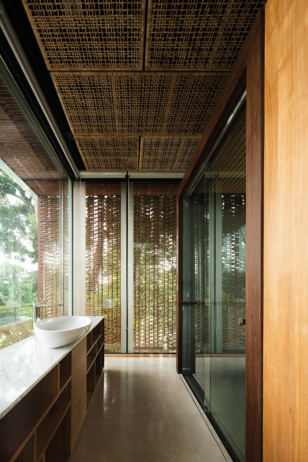 This bathroom features the same Byo Living rattan panels and terracotta screen