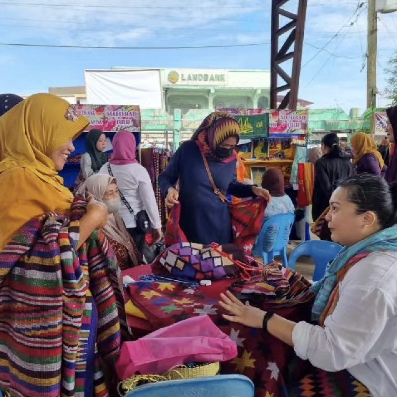 Rambie Lim talking textiles in Sulu (Photo: Rambie Lim)