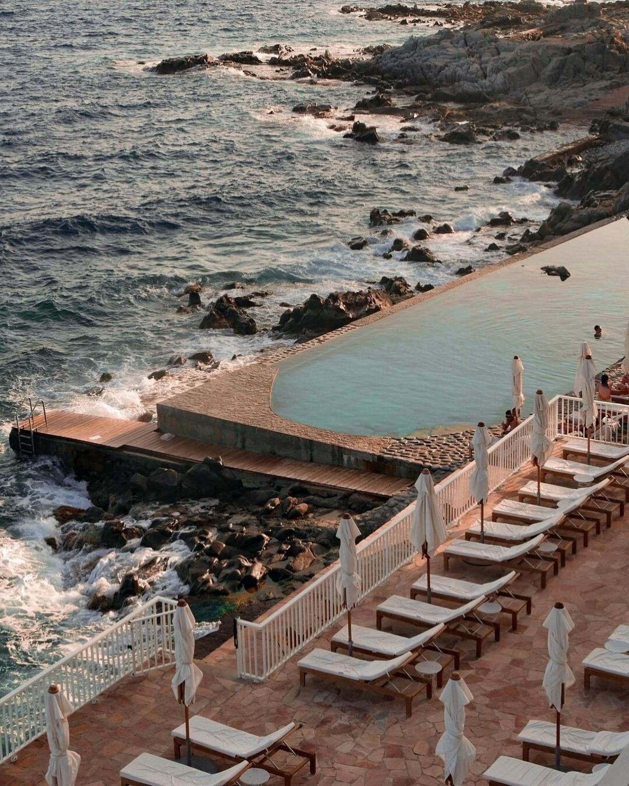 Stay at the hotel Les Roches Rouges and enjoy the panoramic views from its pools (Photo: Instagram / @lesrochesrouges)