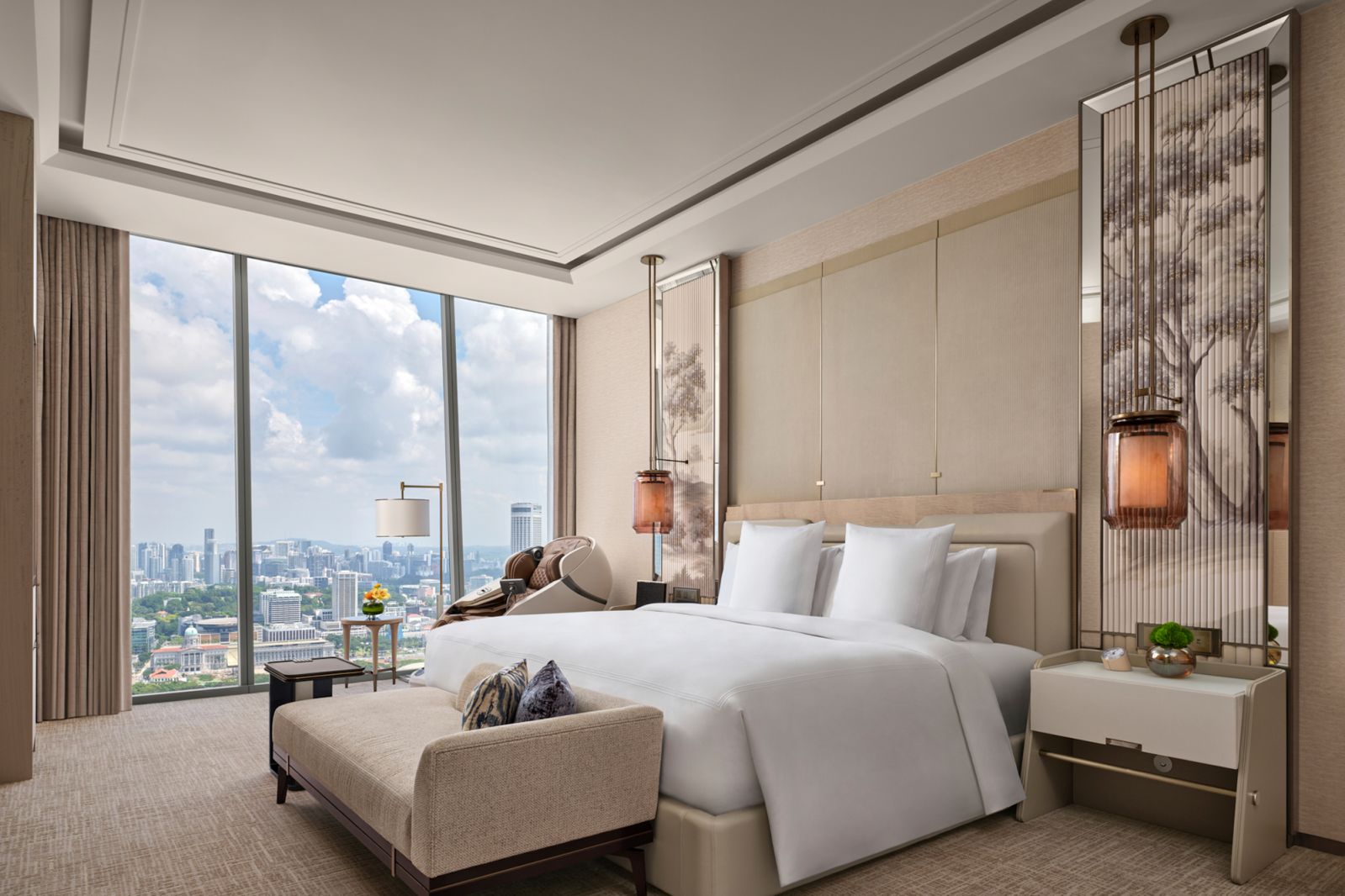 Presidential Suite - Savoir mattress with Ploh pillows, mattress topper and duvet in white goose down and Frette bed linen