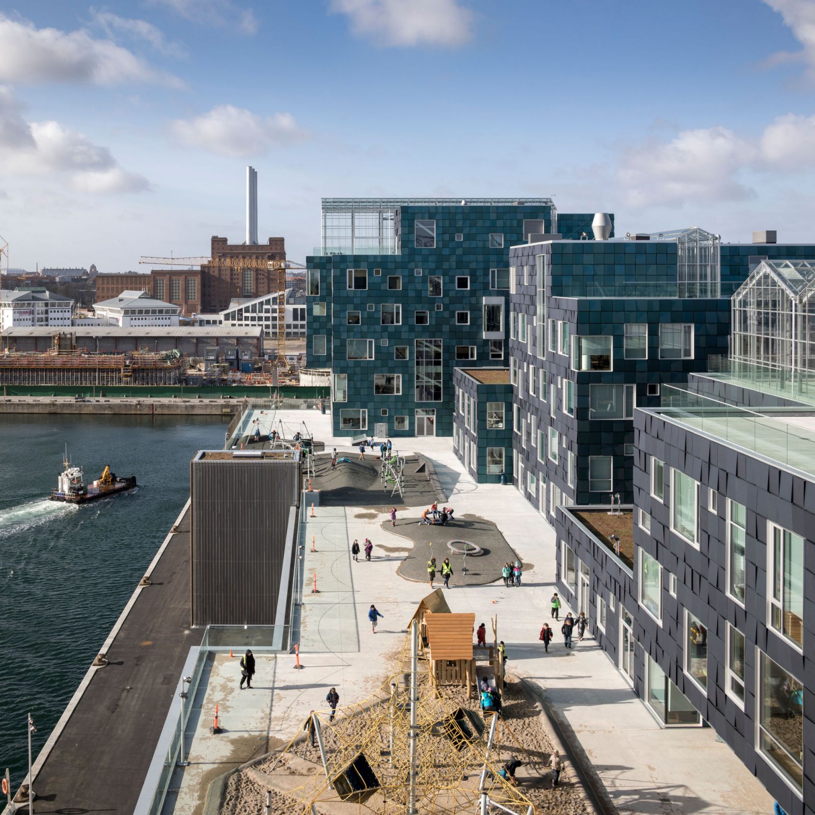 The school is nestled along the port-side promenade (Photo: Adam Mørk / C.F. Møller Danmark A/S)