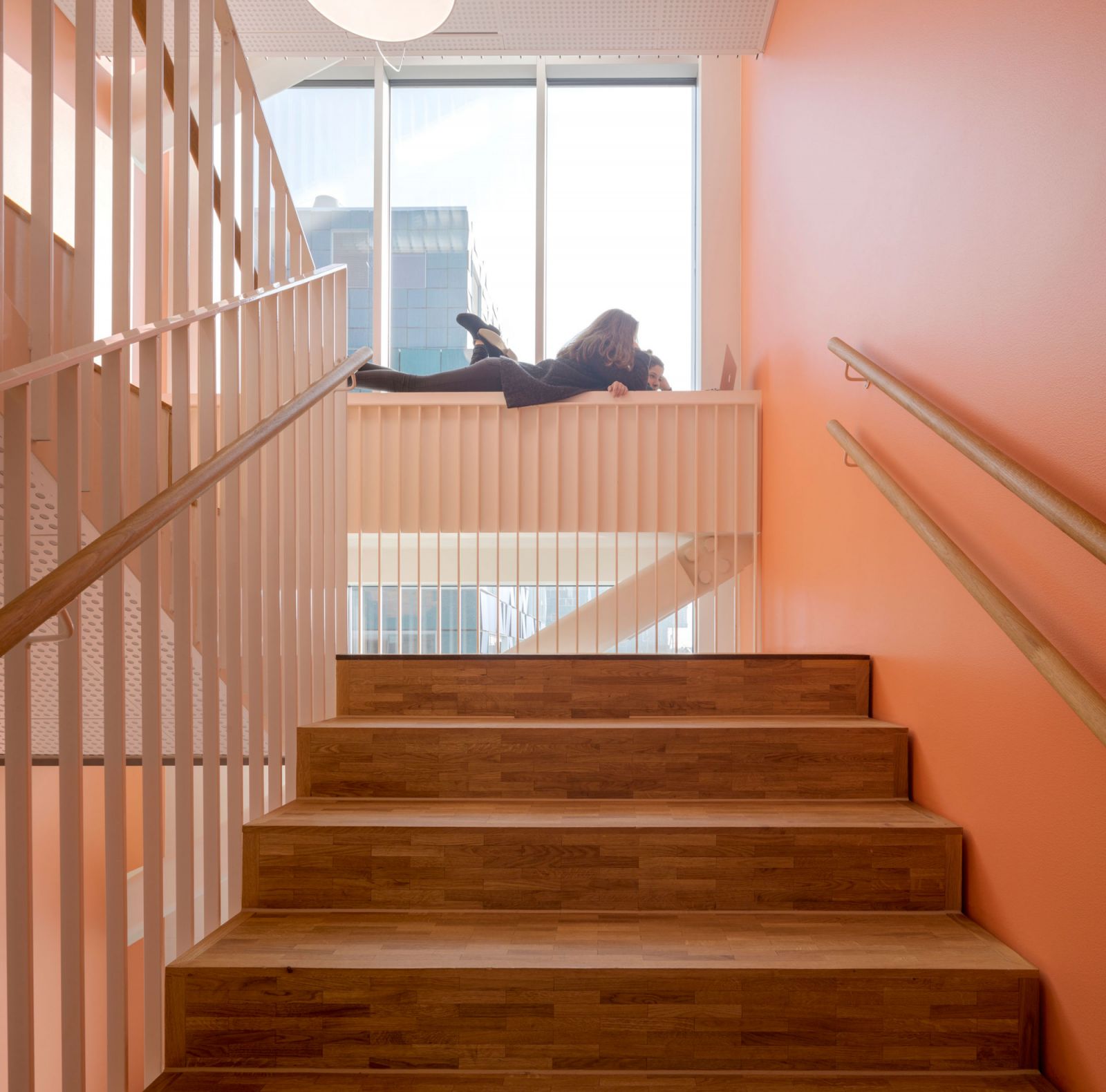 Pockets of areas for students to relax and catch up on readings (Photo: Adam Mørk / C.F. Møller Danmark A/S)