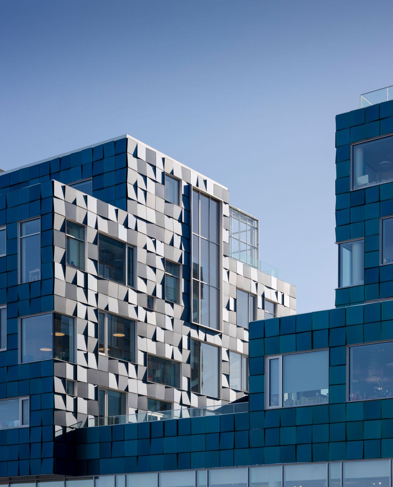 The sequin-like façade made from 12,000 individually angled solar panels (Photo: Adam Mørk / C.F. Møller Danmark A/S)