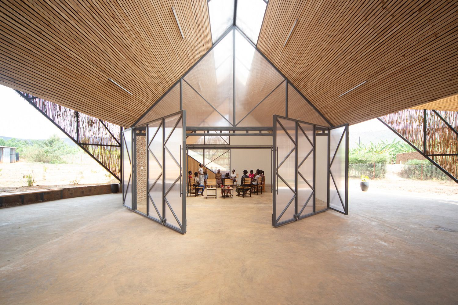 Large, hinging translucent panels allow for versatile configurations (Photo: Bruce Engel / Instagram / @be_design.space)