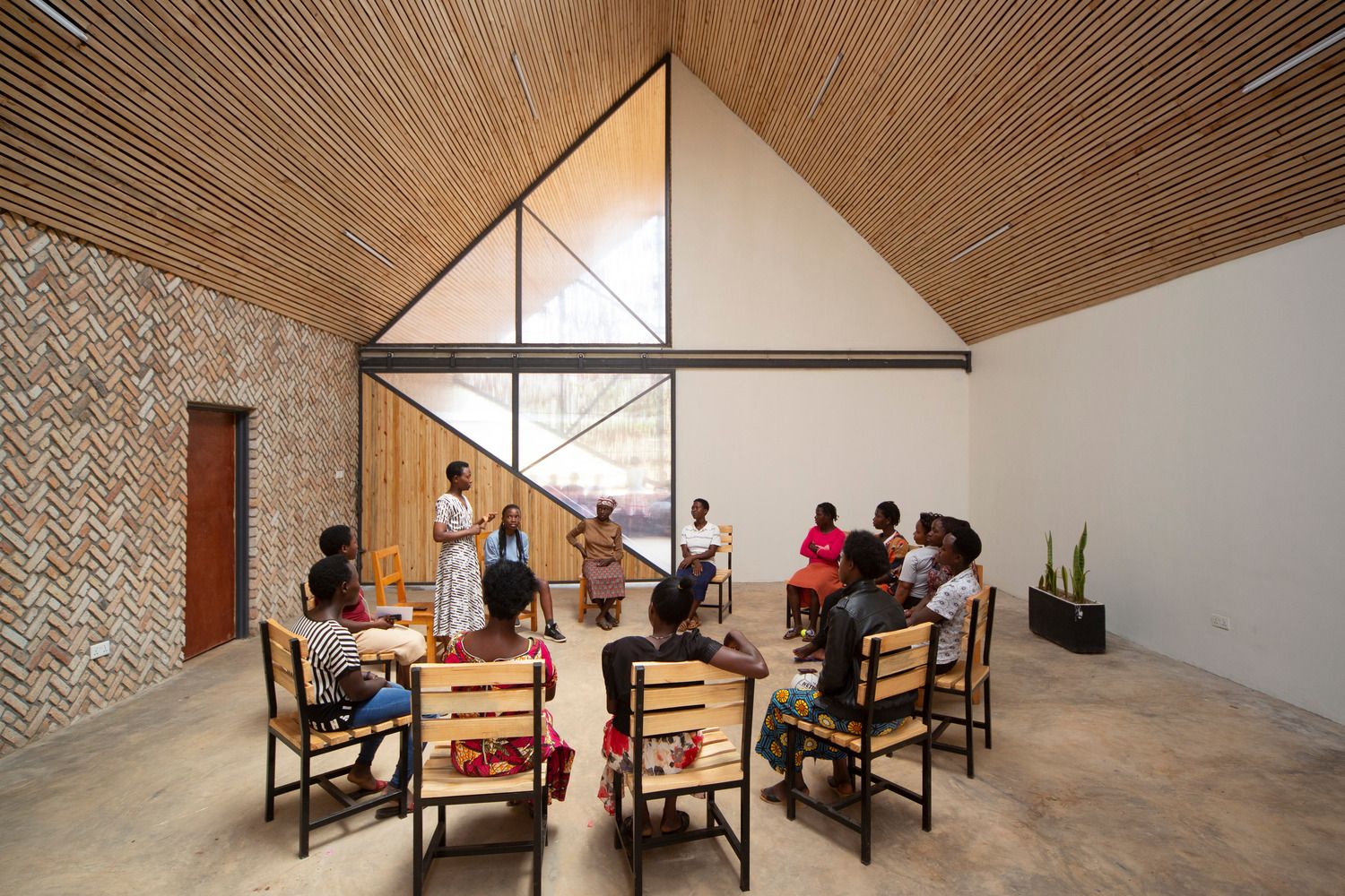 Beautiful spaces offering learning programs for young women (Photo: Bruce Engel / Instagram / @be_design.space)