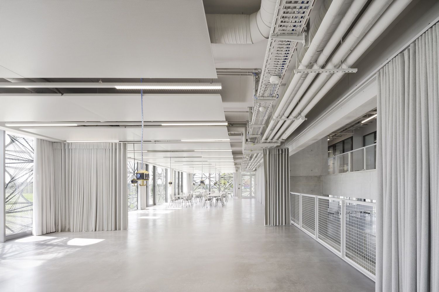 Fostering a collaborative work environment amidst its open floor plan (Photo: Brigida González / Courtesy of allmannwappner)