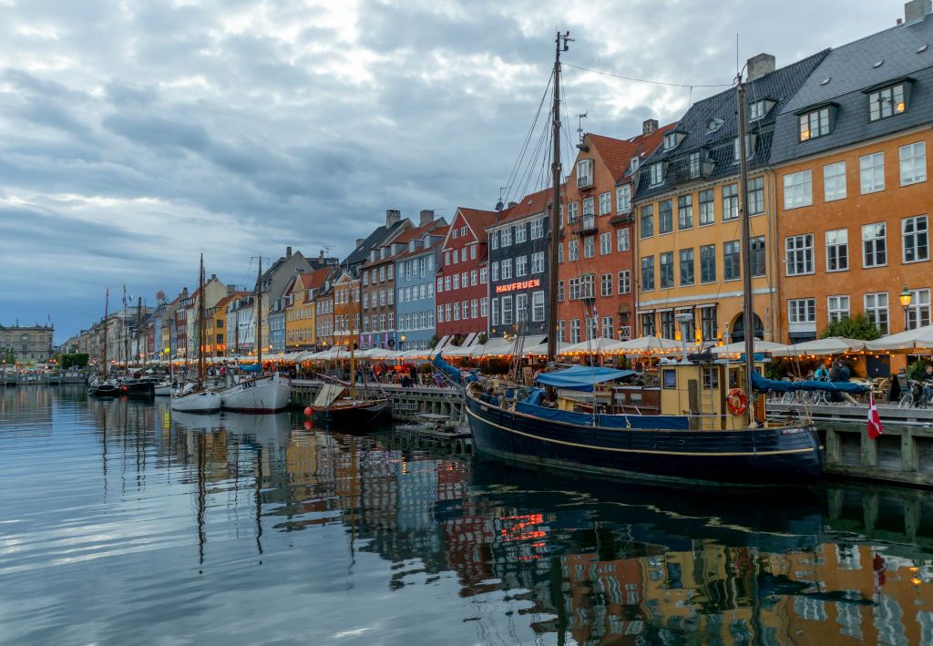 哥本哈根Nyhavn新港的美景是旅客不能錯過的地點。(Photo by Athanasios Gioumpasis/Getty Images)