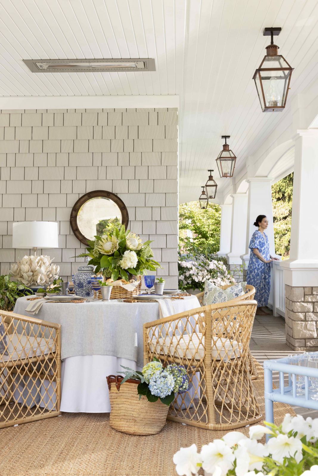 Coastal-inspired colours of blue, white, gold and natural wood
