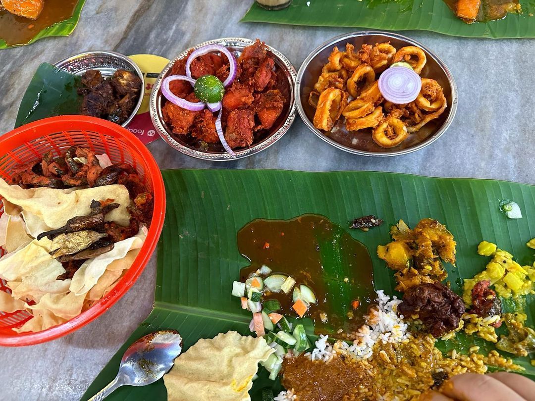 A portion of banana leaf rice with chicken 65 (Photo: Instagram / @eatsbywilliamlye)