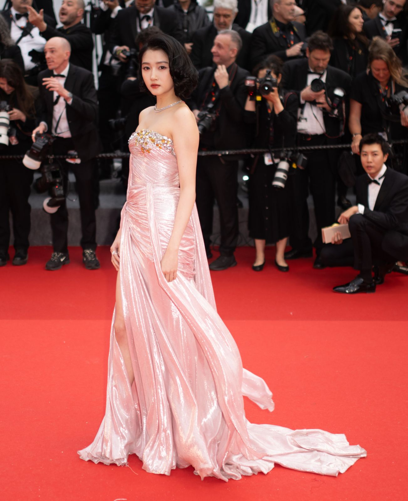 CANNES, FRANCE - MAY 14: Guan Xiaotong attends "Le DeuxieÌme Acte" ("The Second Act") Screening & opening ceremony red carpet at the 77th annual Cannes Film Festival at Palais des Festivals on May 14, 2024 in Cannes, France. (Photo by Samir Hussein/WireImage)