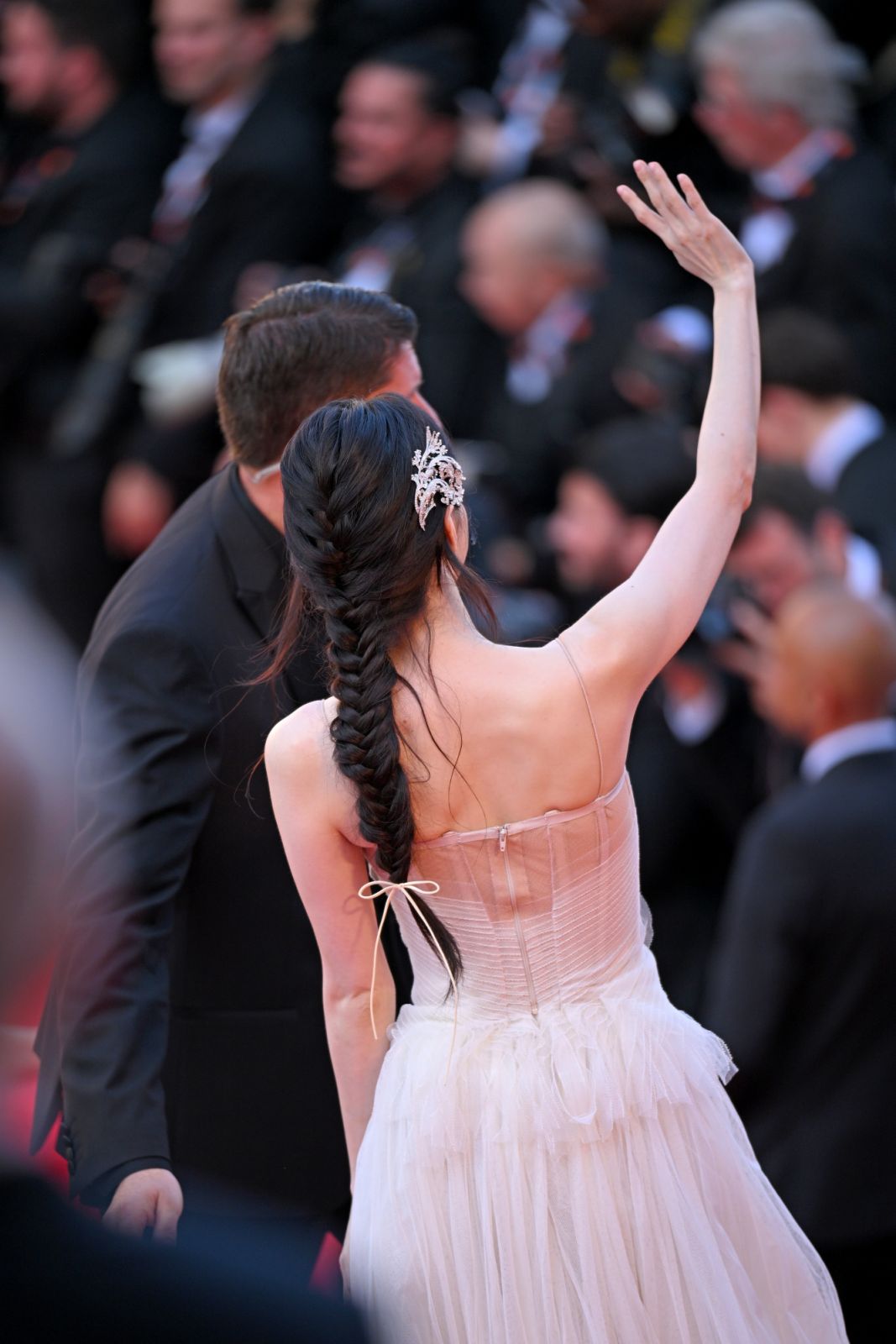 CANNES, FRANCE - MAY 19: Han So-hee attends the "Horizon: An American Saga" Red Carpet at the 77th annual Cannes Film Festival at Palais des Festivals on May 19, 2024 in Cannes, France. (Photo by Kristy Sparow/Getty Images)