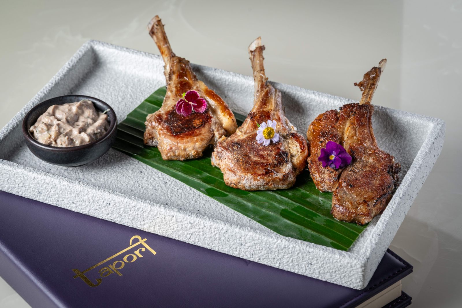 ขาแกะ Tabak Maas แบบฉบับรัฐชัมมูและกัศมีร์ ของอินเดีย (ภาพ: Tapori)