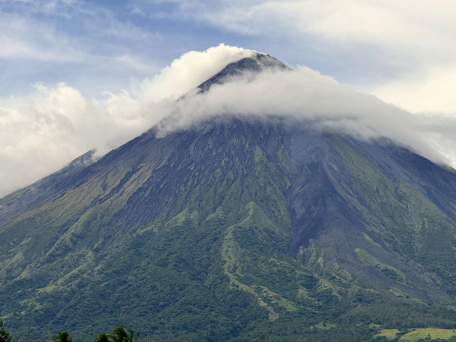 A closer look at Mayon's ridge | Photo by: Dowee Untivero