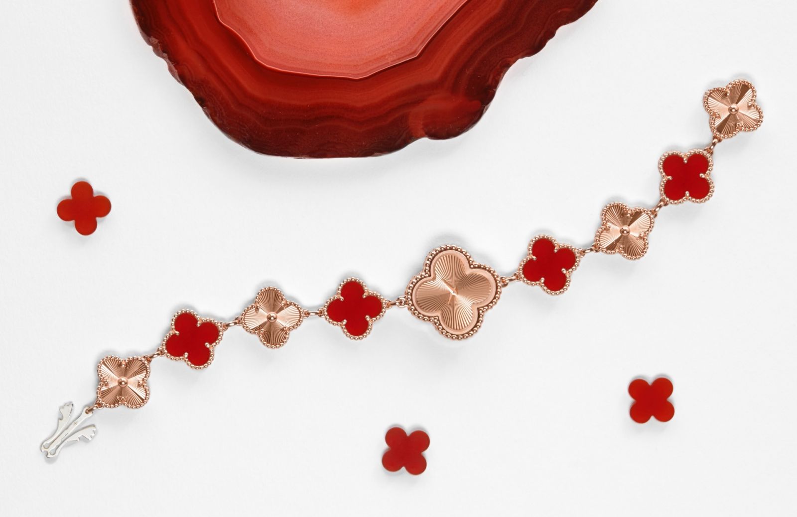 梵克雅寶四葉草Sweet Alhambra系列紅玉髓腕錶、耳環等作品。(Photo: Van Cleef & Arpels)