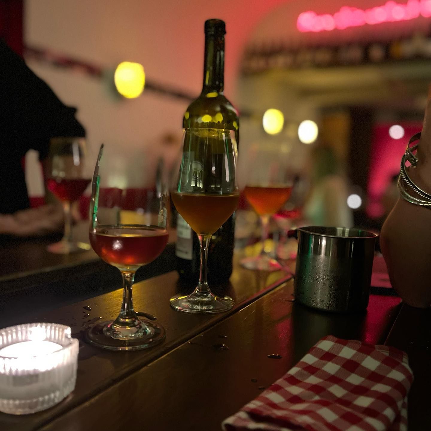 ไวน์บาร์ขนาดเล็กอย่าง Mod Kaew Wine Bar ที่ผุดขึ้นมากมายในกรุงเทพฯ