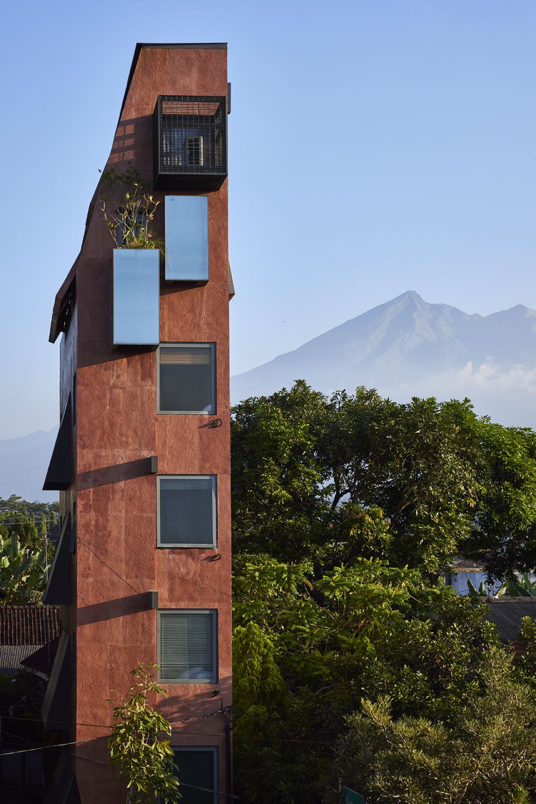 PituRooms paints a striking picture against Mount Merbabu