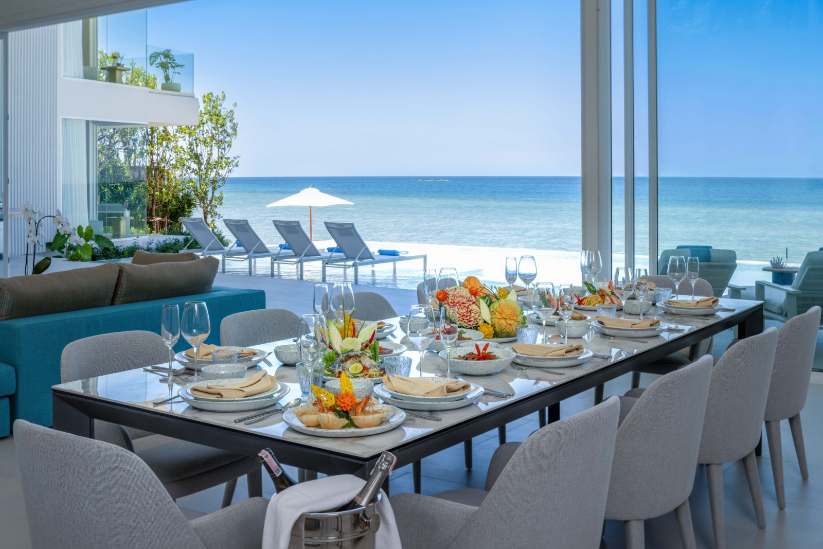 Dining area overlooking the beach