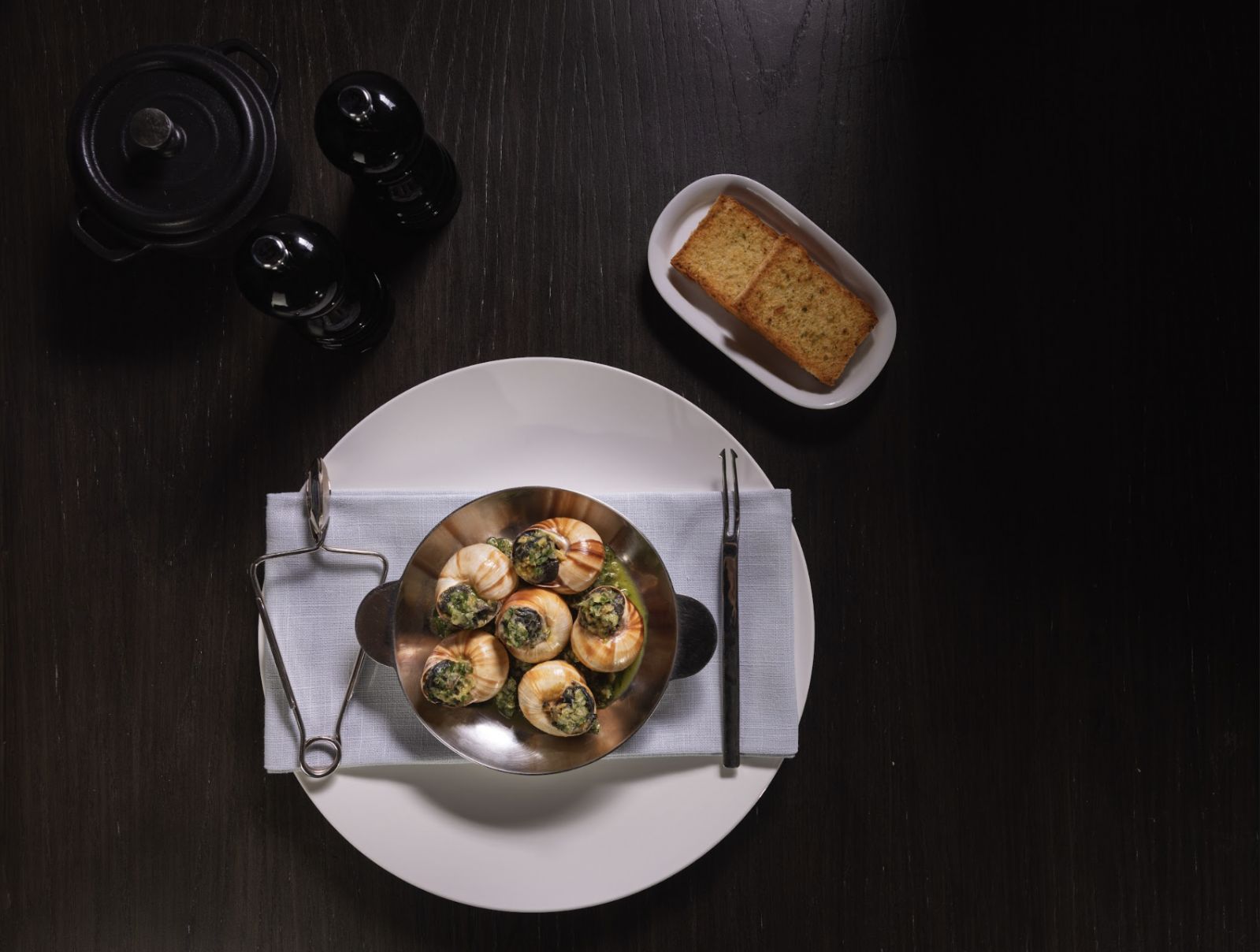แอสคาร์โก้ อะ ลา บูร์กอน (Escargots a la Bourguignonn) จากห้องอาหาร Fireplace Grill and Bar โรงแรม อินเตอร์คอนติเนนตัล กรุงเทพฯ (ภาพ: InterContinental Bangkok)