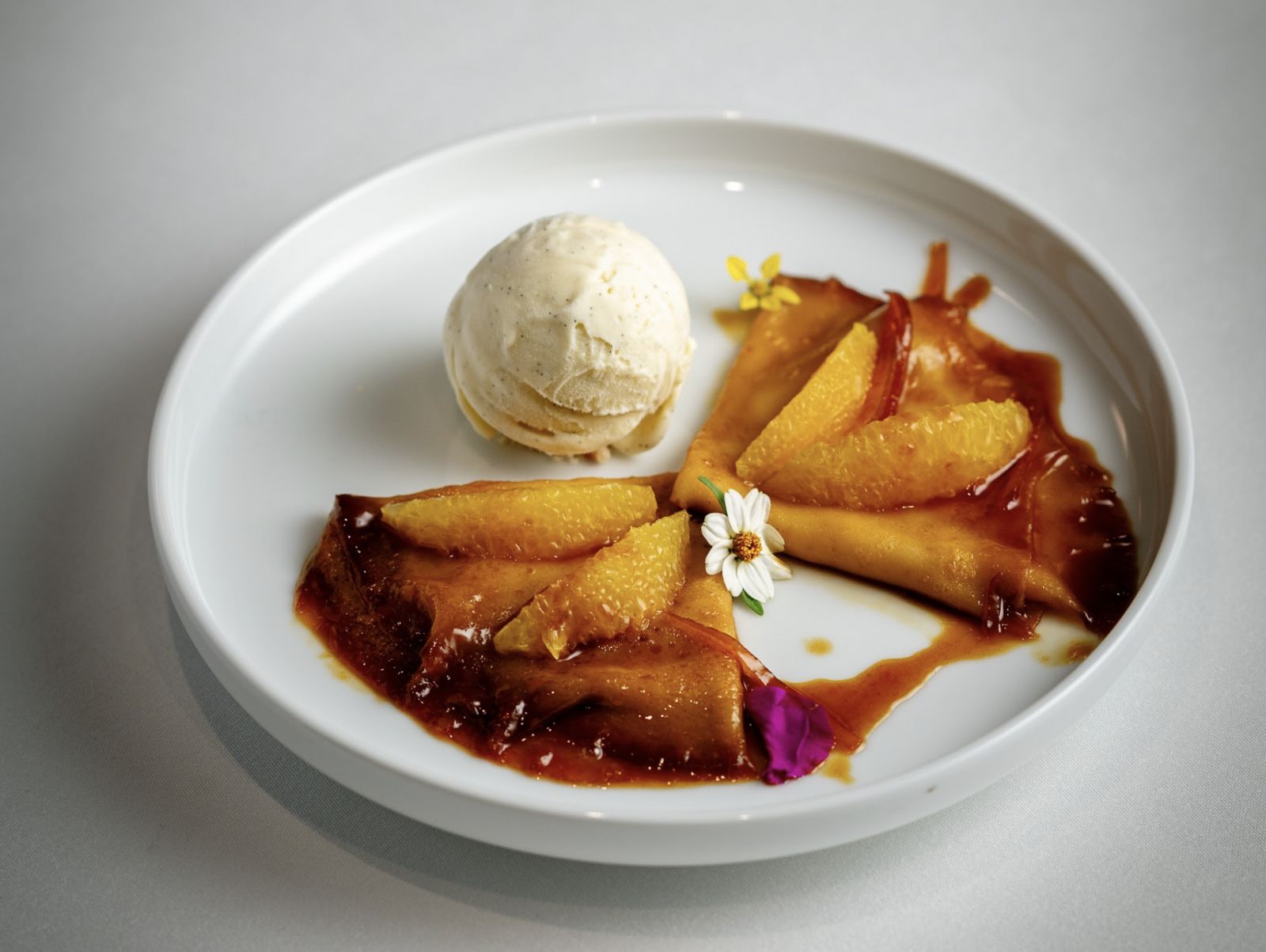 เครปซูว์แซ็ต (Crêpes Suzette) จากห้องอาหาร Fireplace Grill and Bar โรงแรม อินเตอร์คอนติเนนตัล กรุงเทพฯ (ภาพ: InterContinental Bangkok)