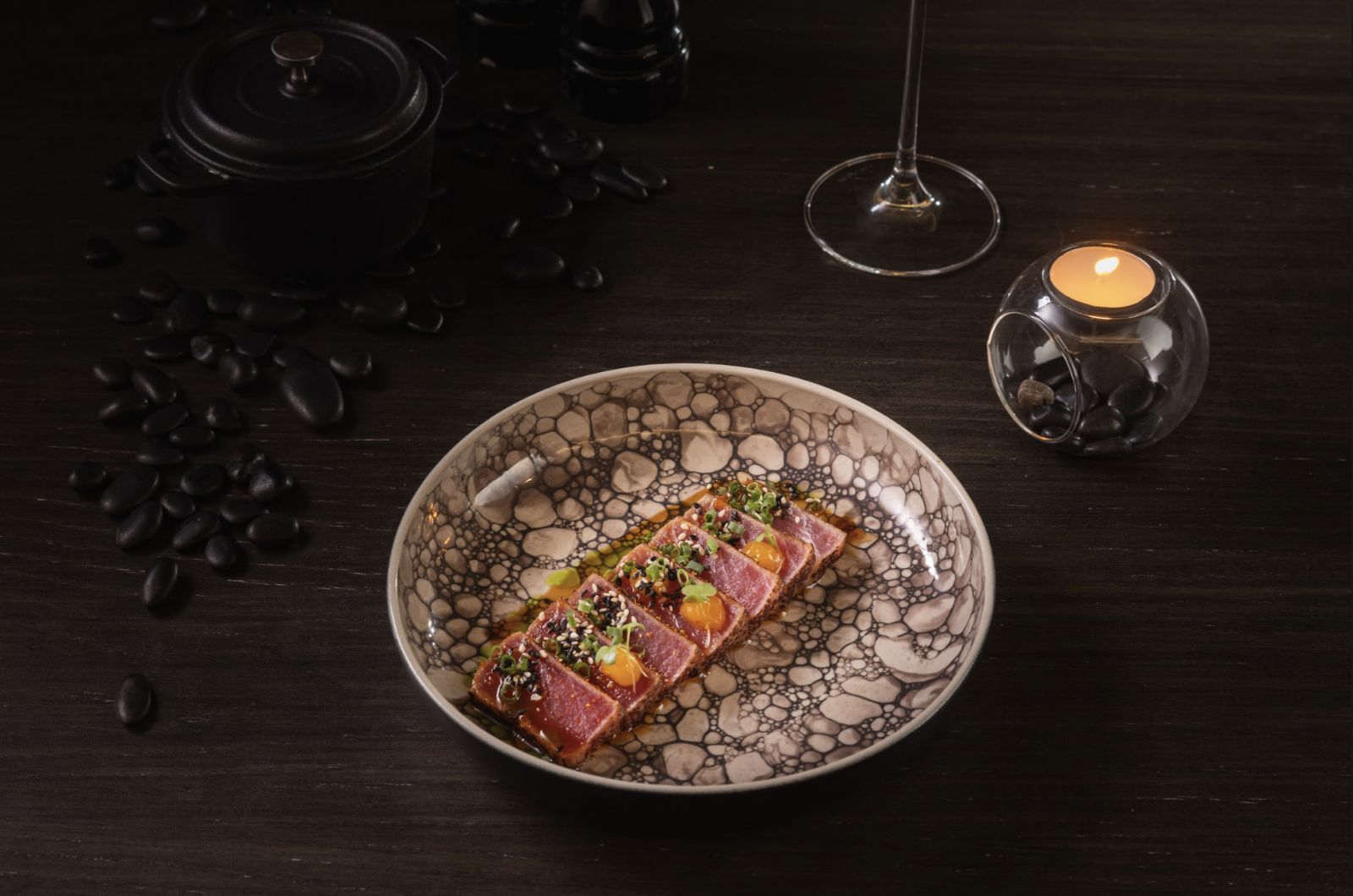 อะคามิ ทูน่า (Akami Tuna) จากห้องอาหาร Fireplace Grill and Bar โรงแรม อินเตอร์คอนติเนนตัล กรุงเทพฯ (ภาพ: InterContinental Bangkok)