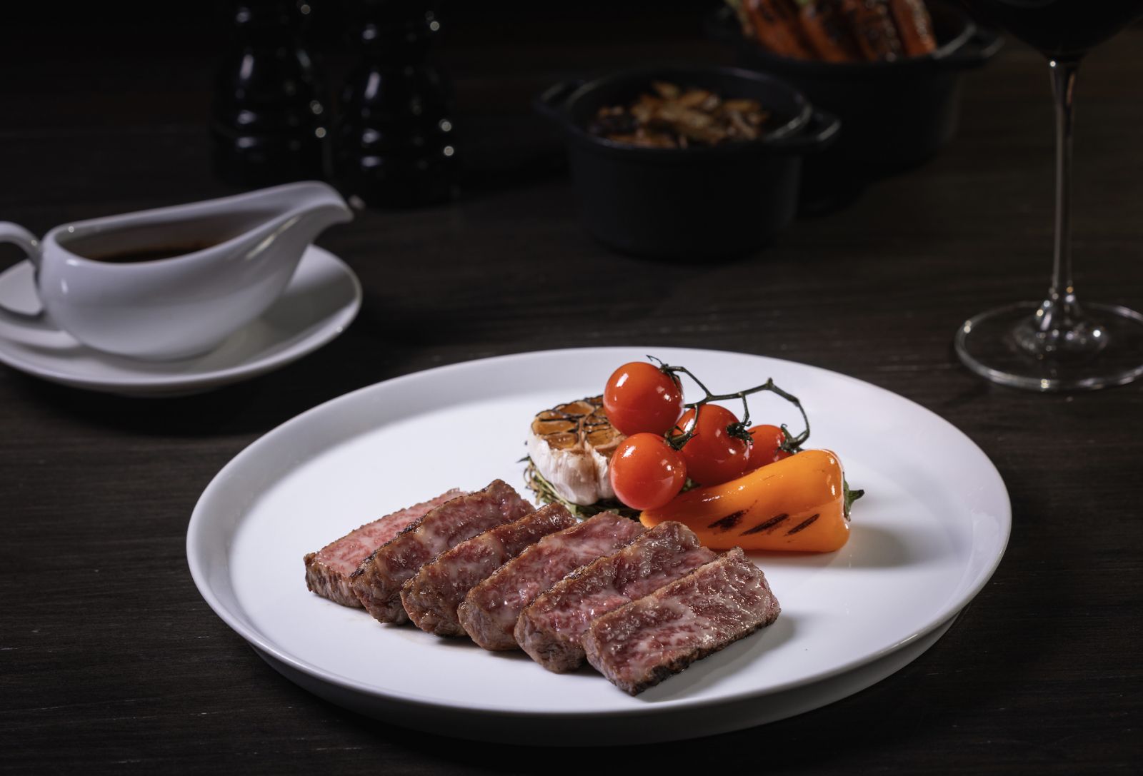 Stanbroke Sanchoku Wagyu Striploin Stilton Cheese Cured จากห้องอาหาร Fireplace Grill and Bar โรงแรม อินเตอร์คอนติเนนตัล กรุงเทพฯ (ภาพ: InterContinental Bangkok)
