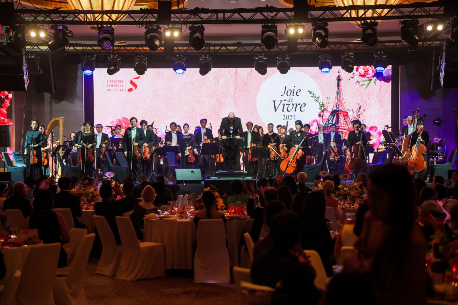 SSO under the baton of music director Hans Graf