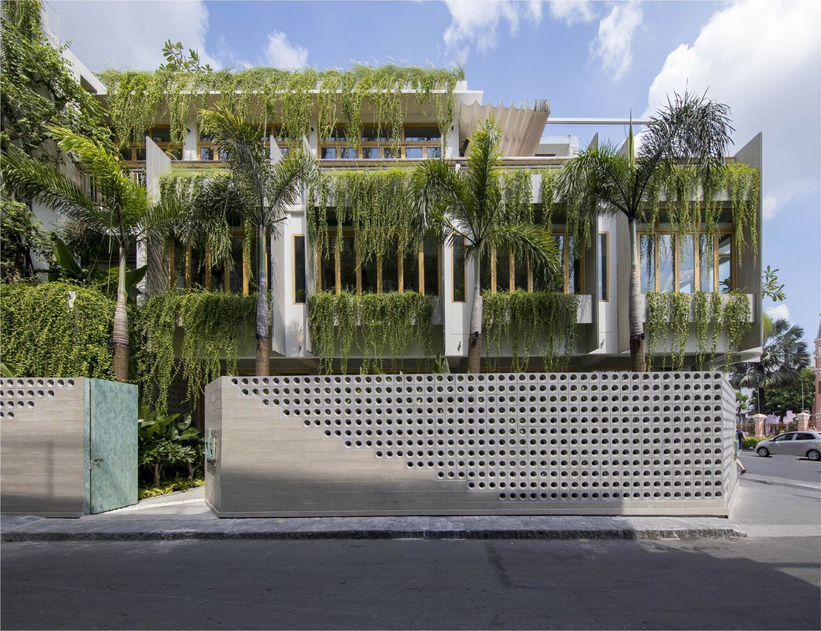 Highlighting Ola Hale's side elevation, the side entrance is formed by the breeze blocks boundary wall folding inwards