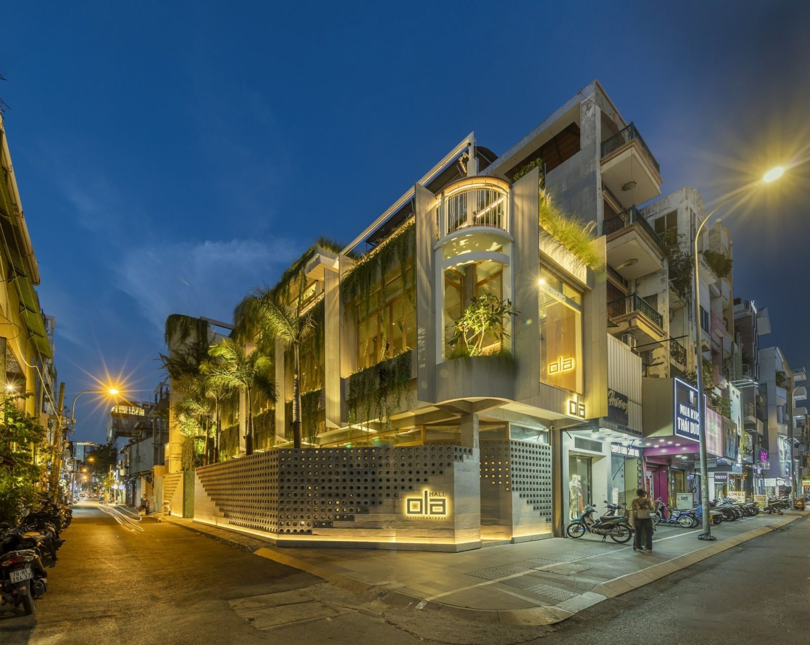 With the concepts of “Hale” meaning Home and “Ohana” meaning family, Ola Hale Restaurant & Bar boasts a four-story design, offering a diverse and emotionally rich experience