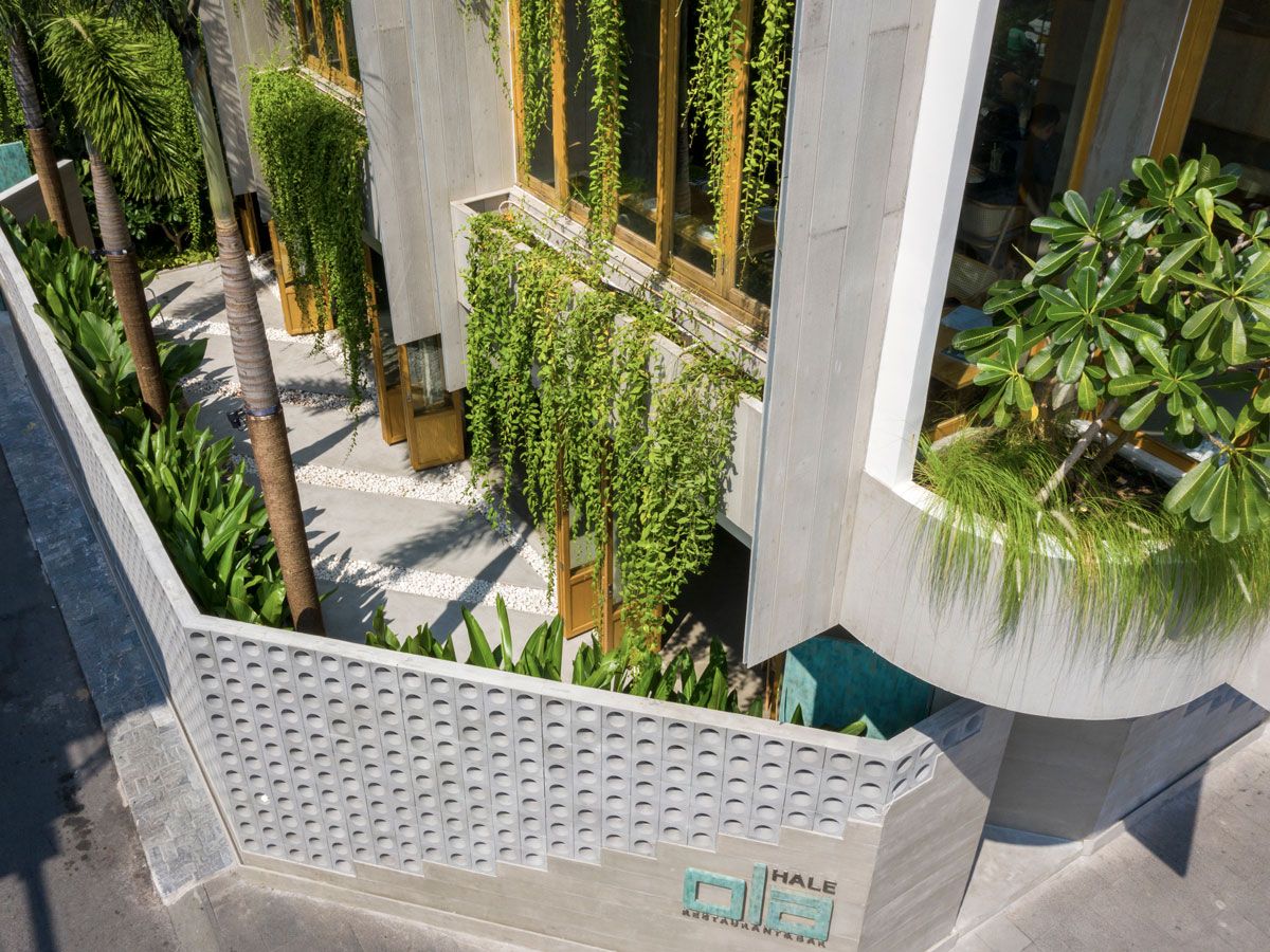 Aerial view showing courtyard and vertical fins aligning to existing external columns to support the facade planters