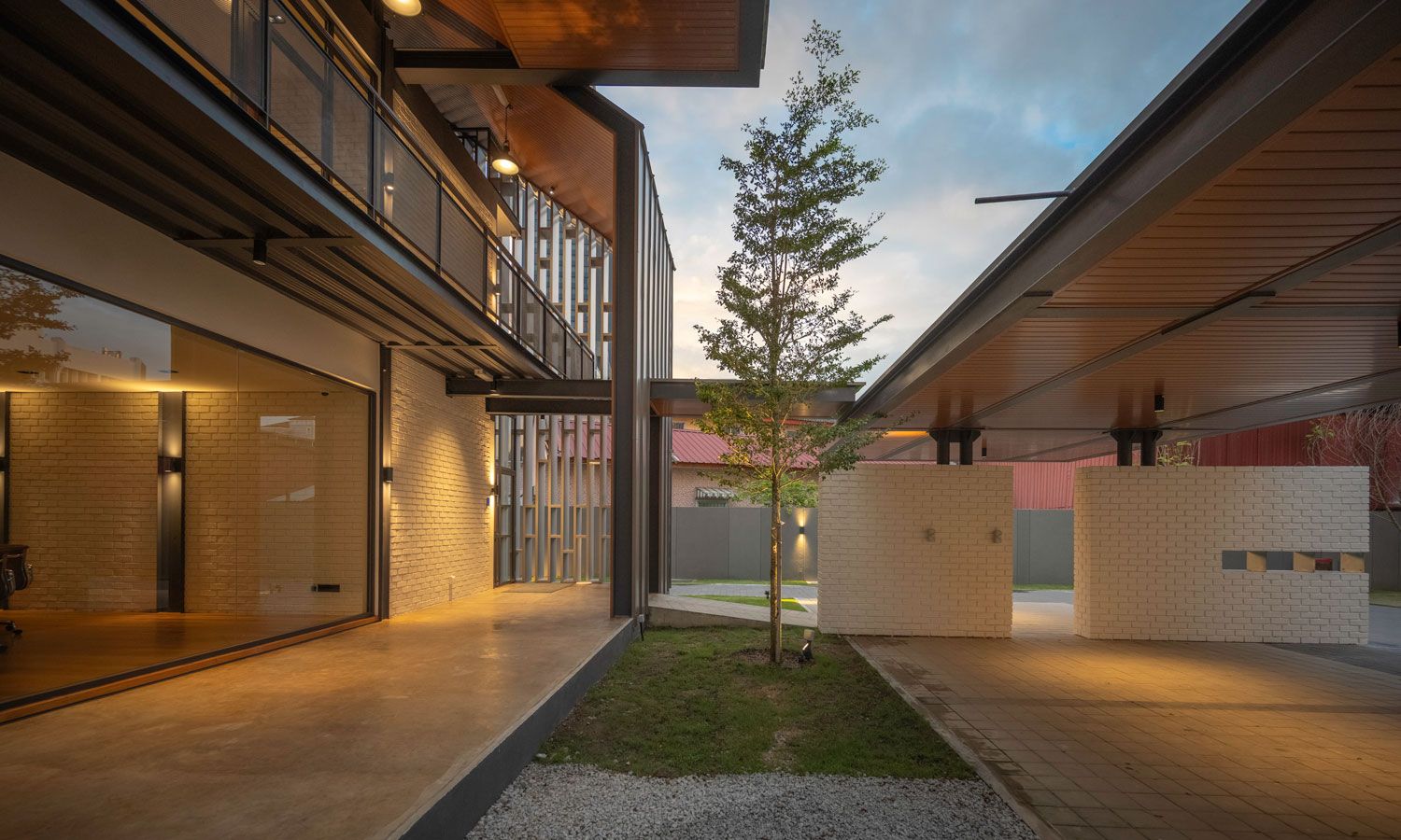 The structure sports a seamless indoor-outdoor connection