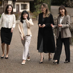 嬌蘭開創性「蜂之女力」計劃 ( Women For Bees )，安潔莉娜裘莉更進一步前往日本與兩家當地非營利組織合作。(Photo:嬌蘭)