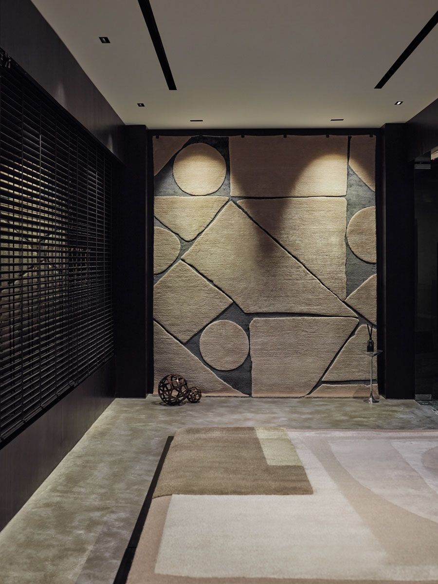 An unfussy yet subtly luxurious aesthetic characterises the Riviere Rugs space, in which the brand’s handmade creations are the main attraction