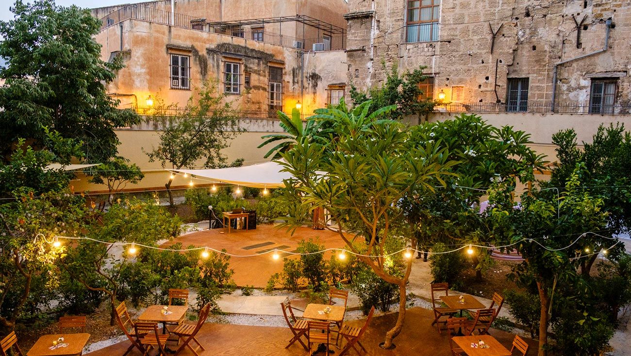 The exterior of Al Fresco Giardino e Bistrot, lit up by fairy lights in the evening