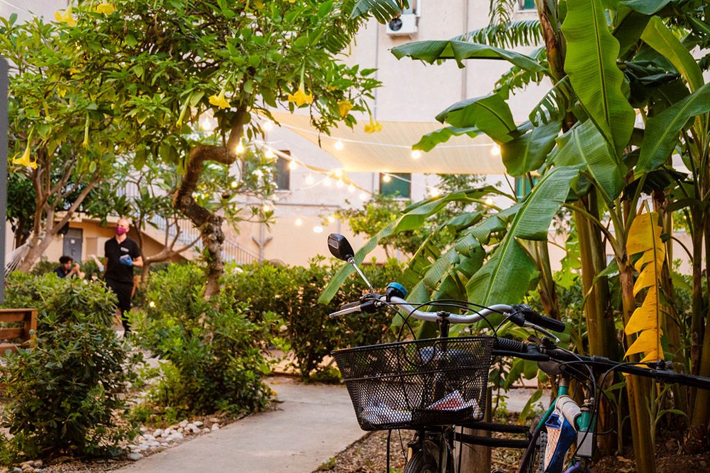 The lush gardens at Al Fresco Giardino e Bistrot in Palermo, Italy