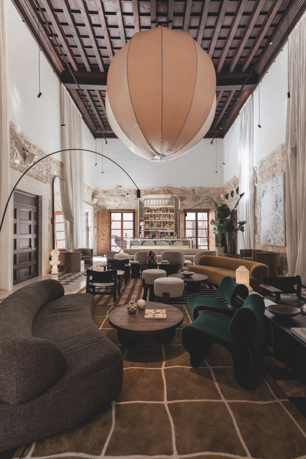 สถานที่พักผ่อนในกลุ่ม Design Hotels เช่น Nobis Hotel Palma มีเจ้าของเป็นส่วนบุคคล และมักผสมผสานองค์ประกอบทางประวัติศาสตร์ร่วมกับงาน ออกแบบสมัยใหม่ที่เปี่ยมด้วยจินตนาการ